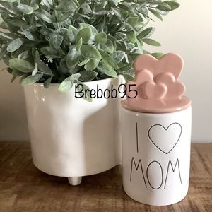 Rae Dunn “ I ❤️ MOM” candle with heart topper
